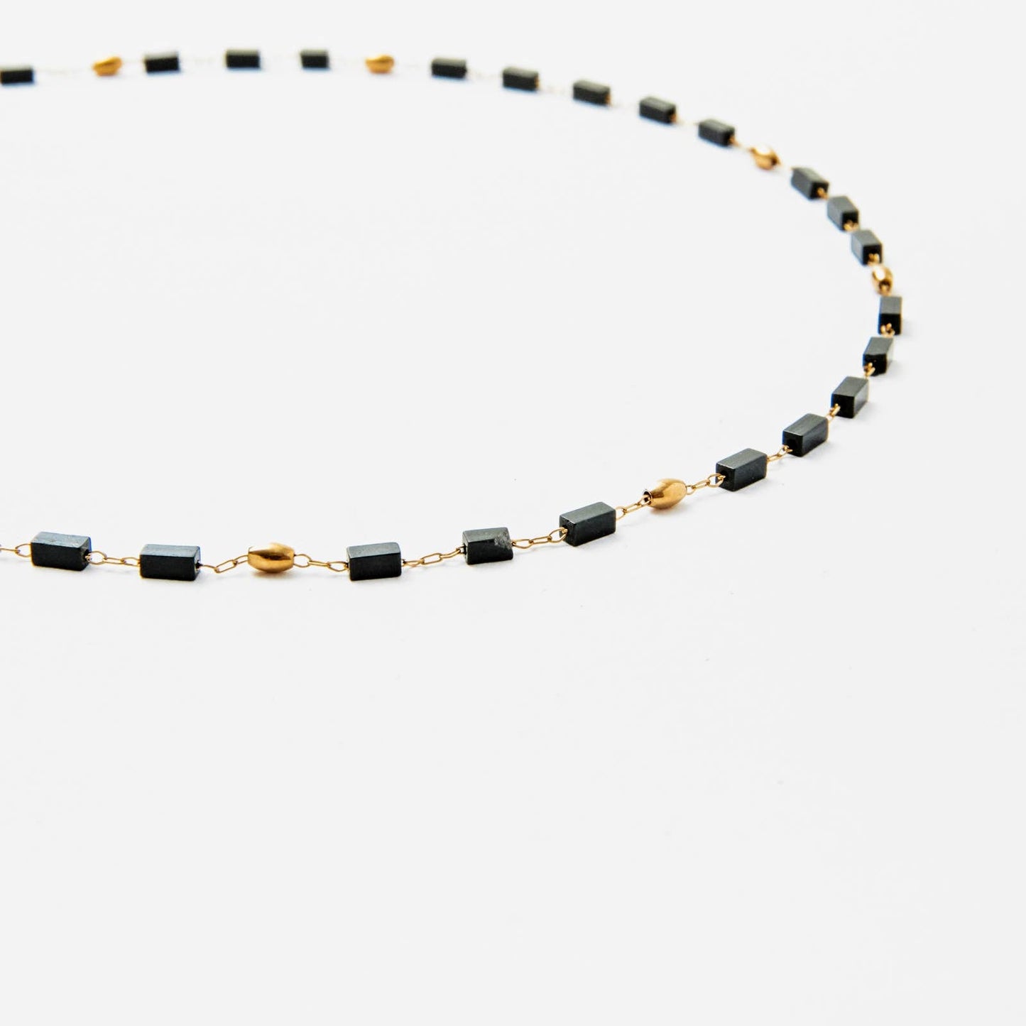 Halsketting Serenna zwart onyx – Donker & elegant
