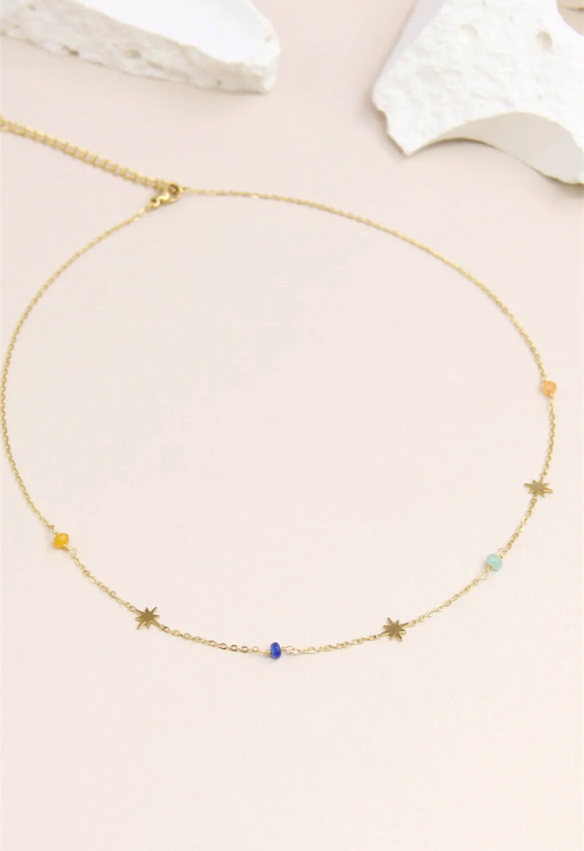 Collier étoile orné de petite perle multicolore