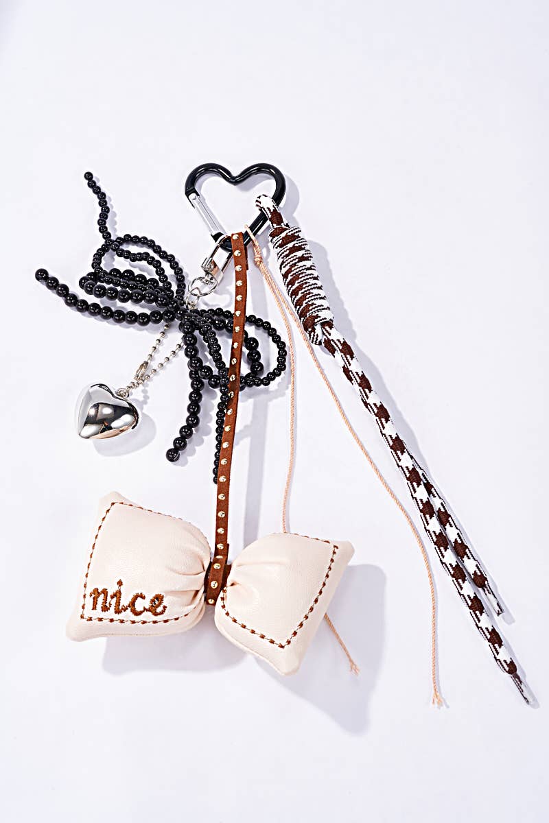 Beige geluksbrenger sleutelhanger – Delicaat bedeltje