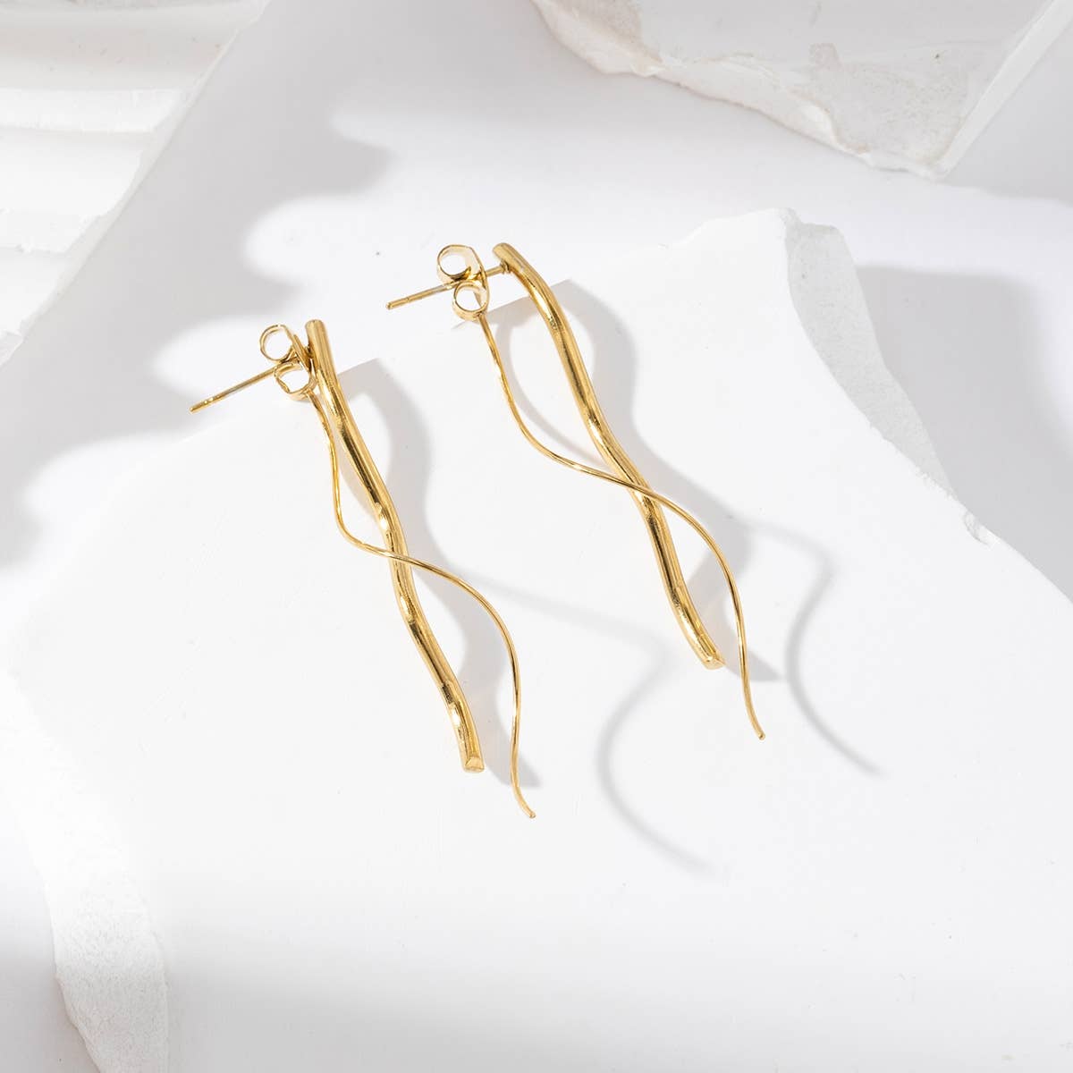 Boucles d'oreilles dormeuses forme ondulée - Thaïs: Gold