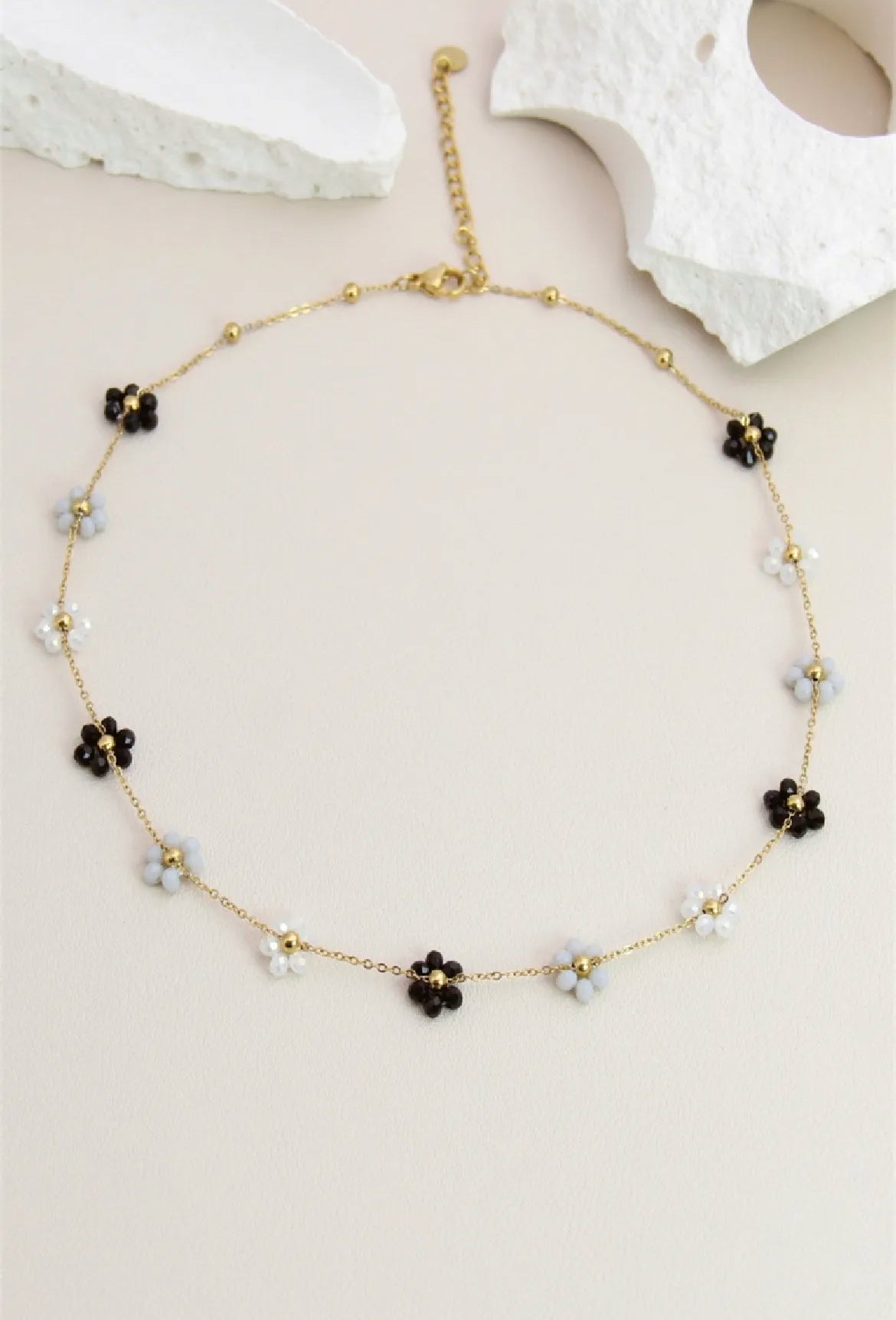 Collier perle orné de 13 fleurs