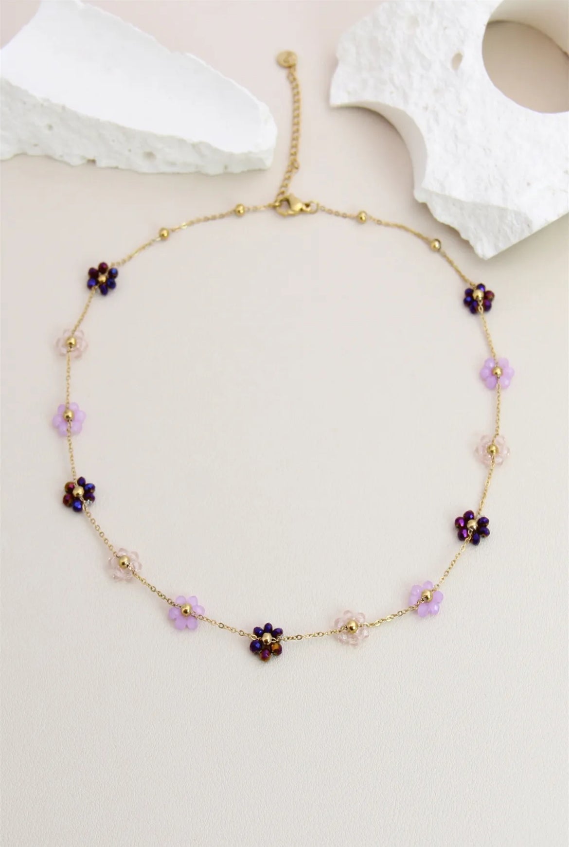 Collier perle orné de 13 fleurs: Lila