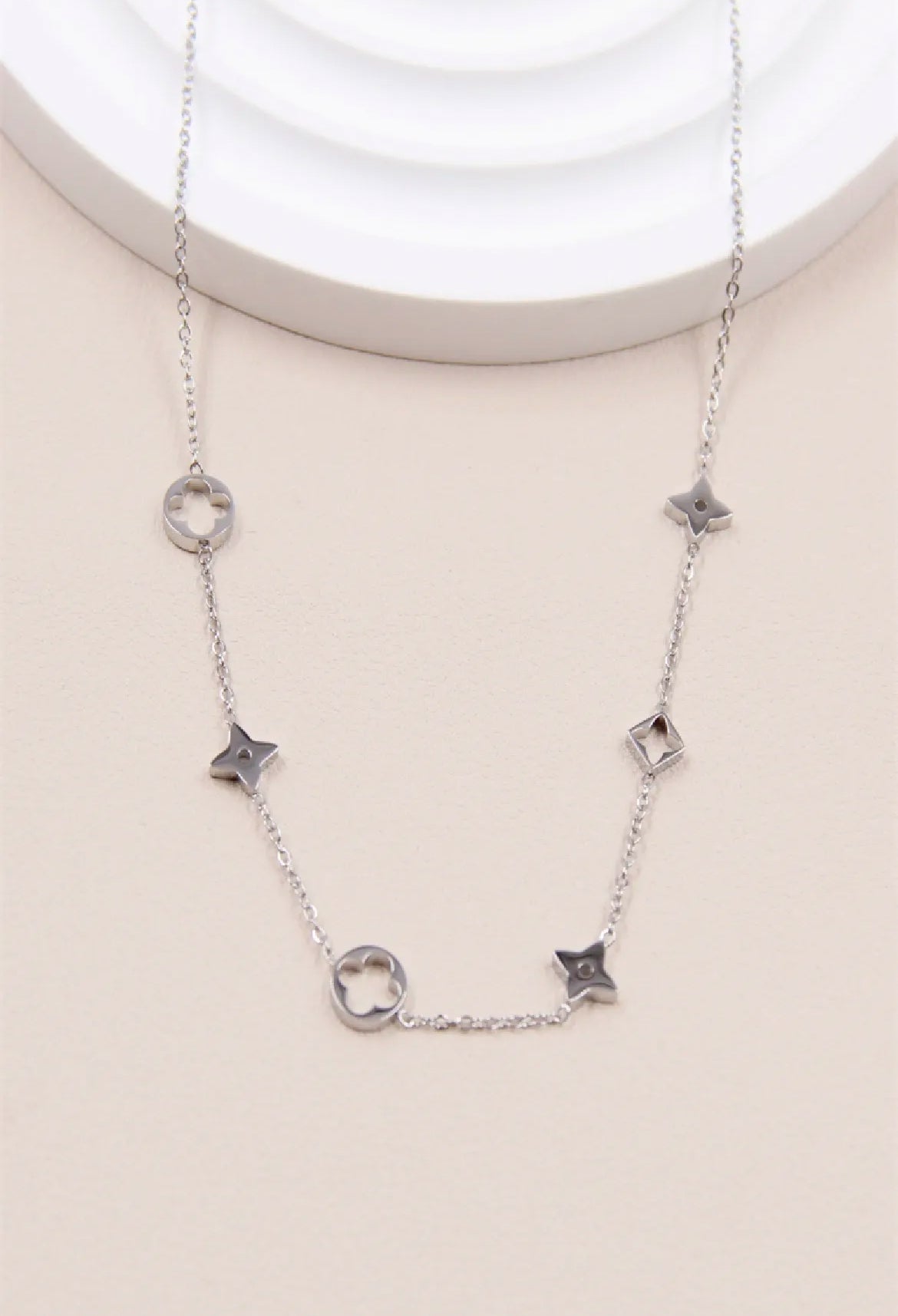 Dunne ketting met ster en bloemen: zilver