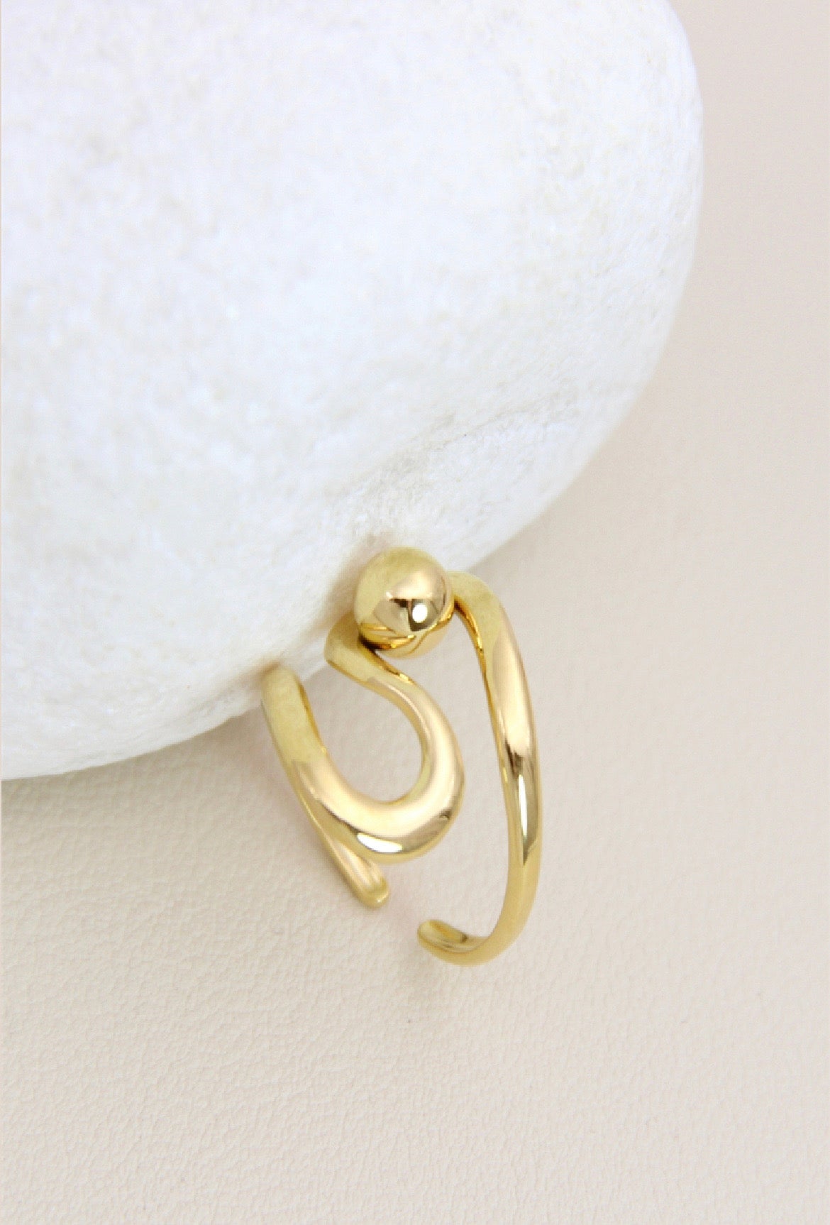 Gedraaide ring versierd met gouden parel