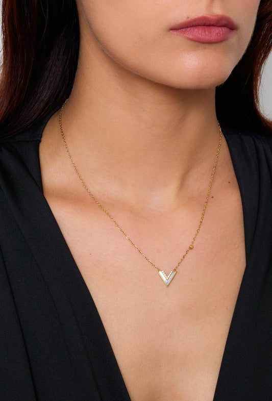 Fijne V-vormige halsketting met gouden parelmoer.