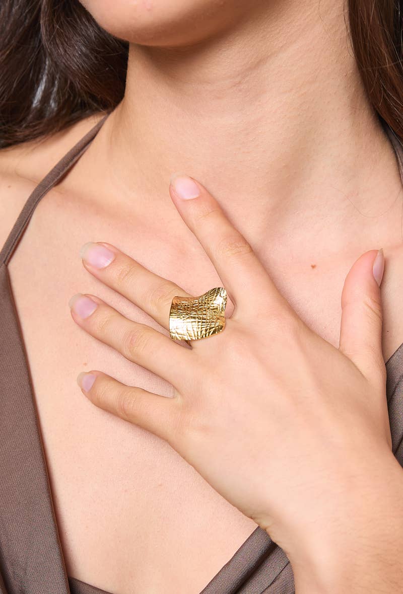 Eki getextureerde ring: goud