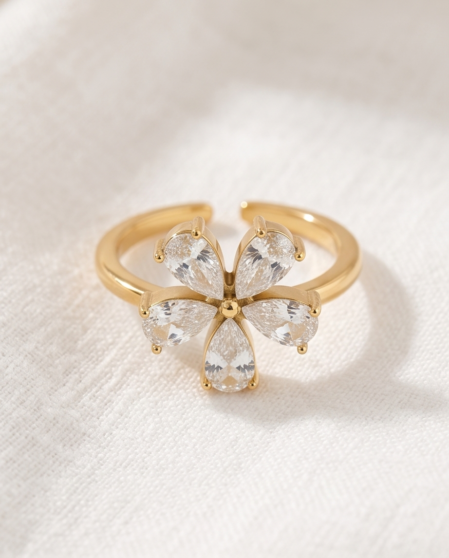 Gold stainless steel flower ring – The detail that makes all the difference ✨