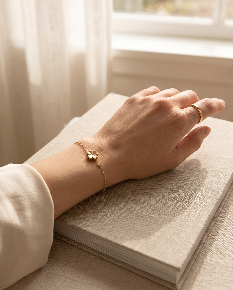 Bracelet fleur orné de strass ajustable – Doré ✨🌸
