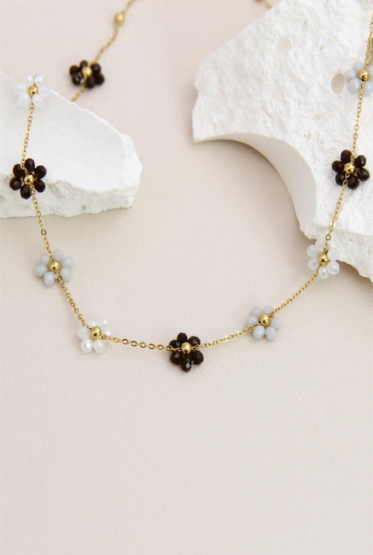 Collier perle orné de 13 fleurs