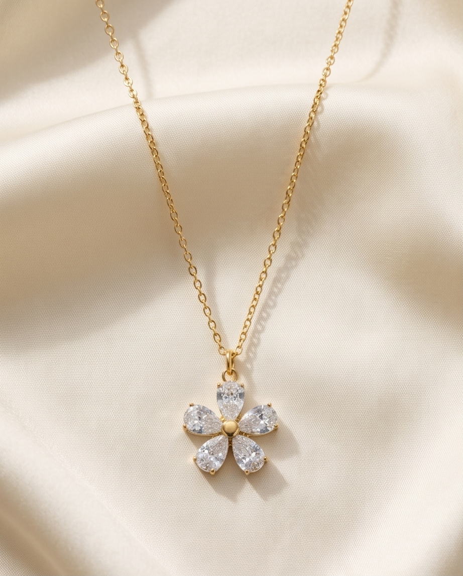 Gold flower necklace in stainless steel – A style that stands out ✨