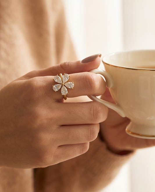 Bague fleur dorée en acier inoxydable – Le détail qui fait la différence ✨