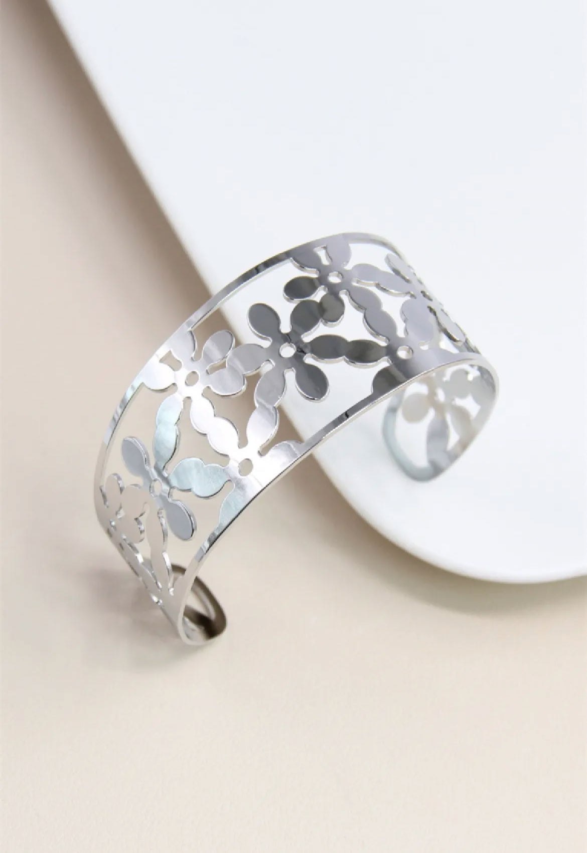Bracelet fleur filigrane jonc ajustable: argenté