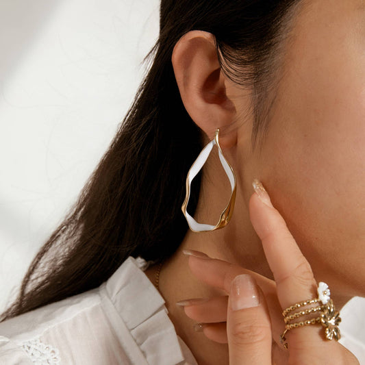 Odette hangende oorbellen: wit