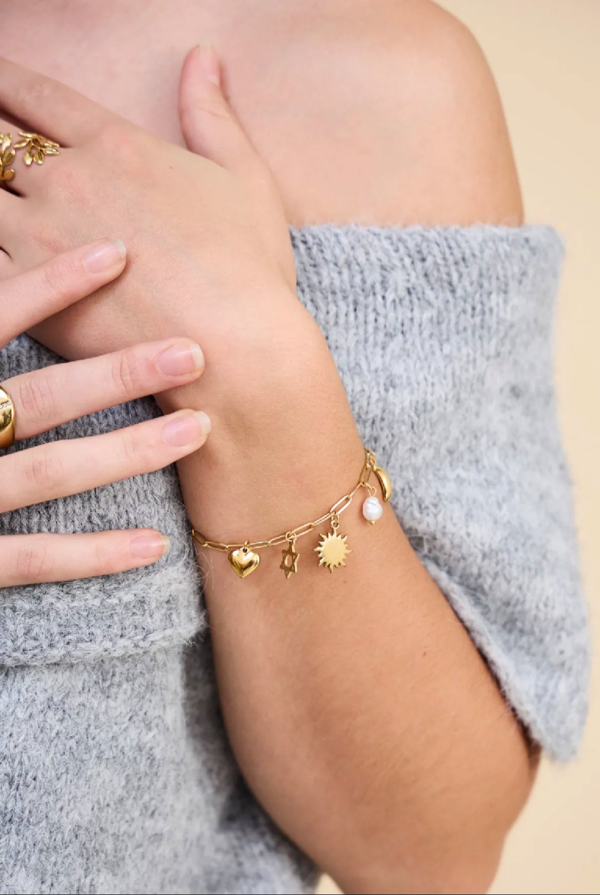 Roestvrijstalen bedelarmband met maan, ster, hart en iriserende parel