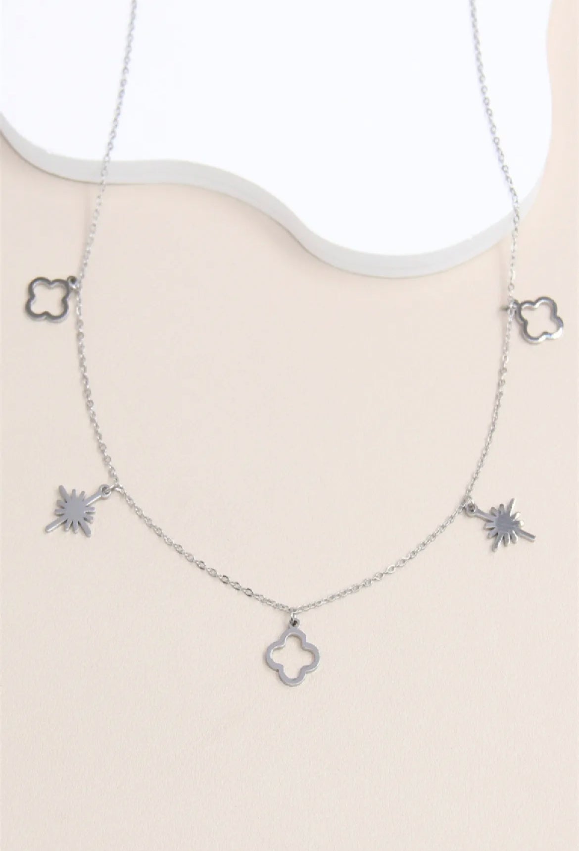 Collier charms trèfle et étoile étincelante: argenté