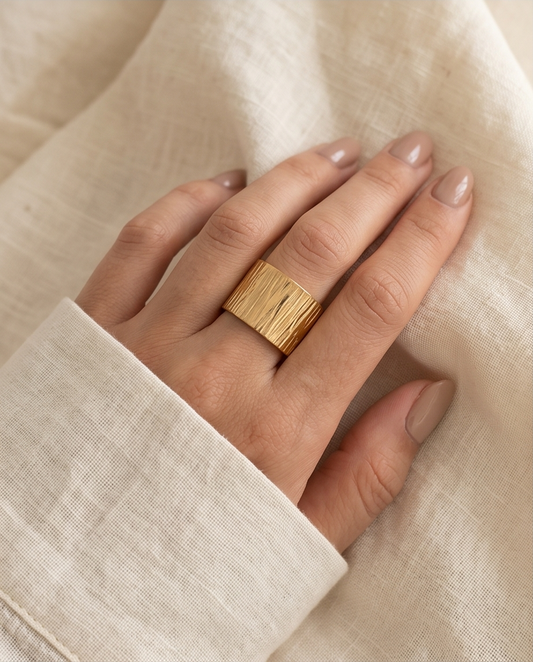 Bague Luna Texturée Dorée en Acier Inoxydable ✨💛