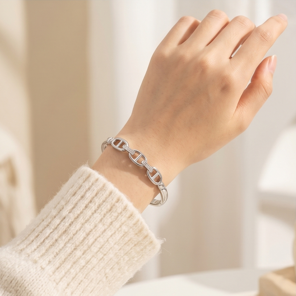 Bracelet Iconic Argenté à Maillons Élégants et Zircons