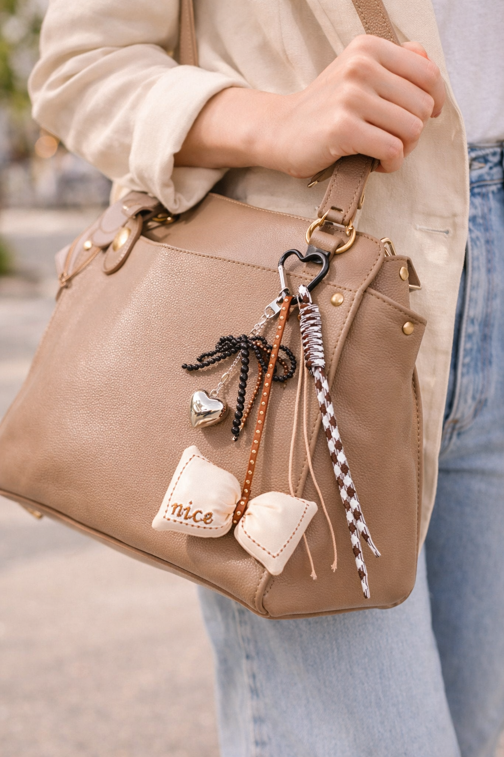 Beige geluksbrenger sleutelhanger – Delicaat bedeltje