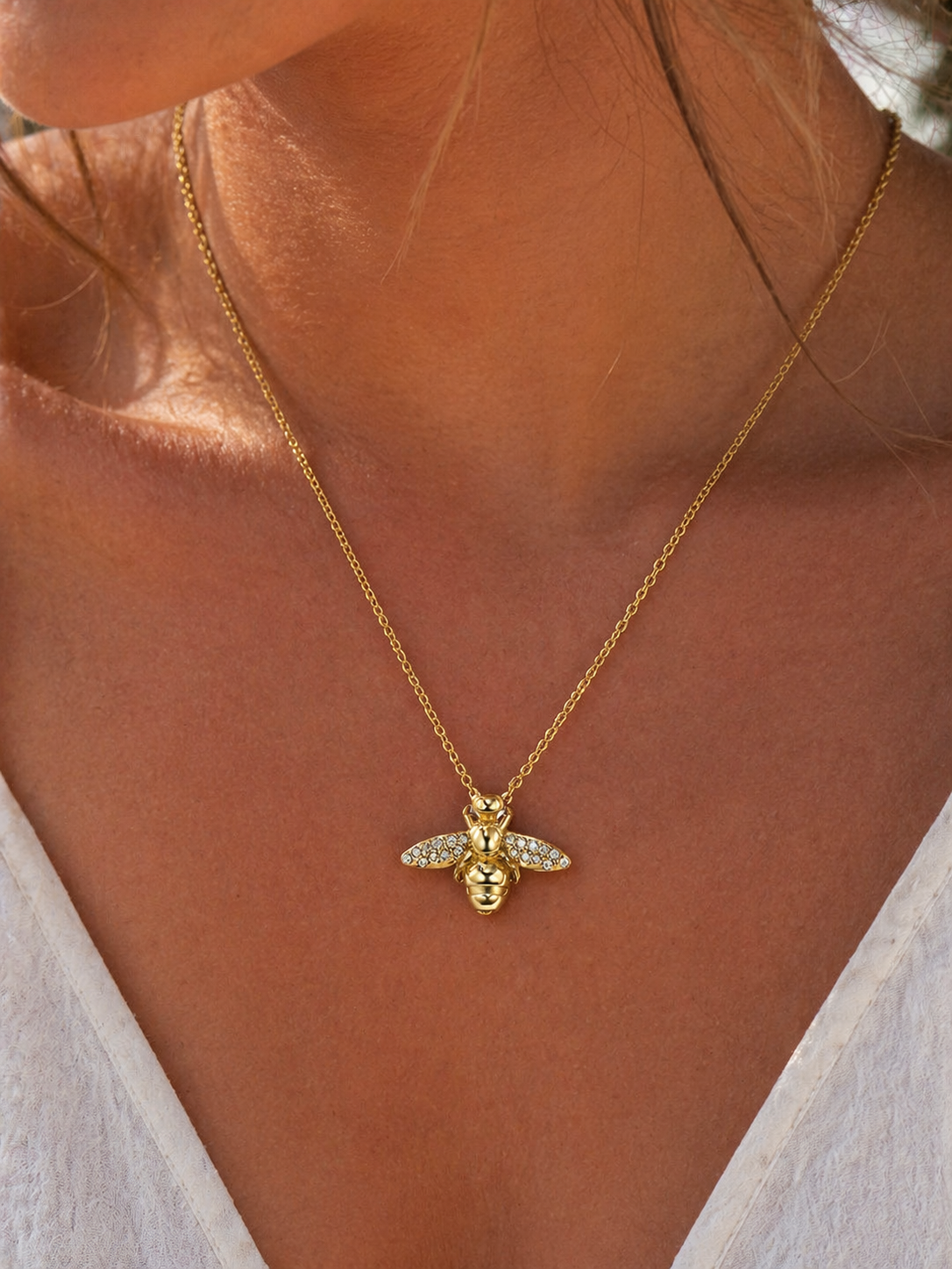 Collier Abeille Dorée en acier inoxydable – Élégance brillante